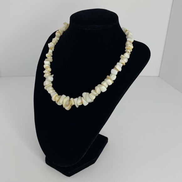 PUKA CHIP SHELL NECKLACE VACATION BEACH NECKLACE STYLE CREAM to BEIGE - Picture 2 of 7